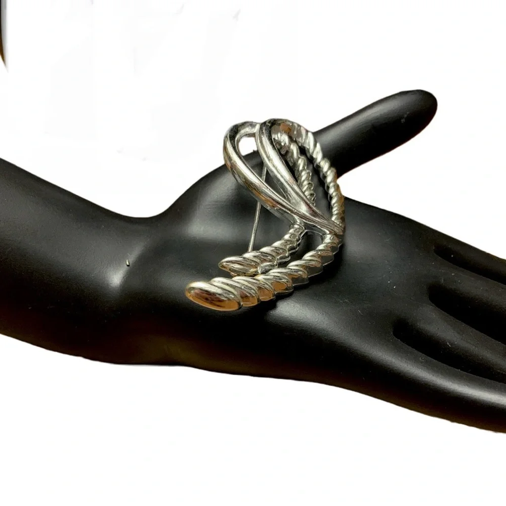 SILVER TONE VINTAGE 1980'S DOUBLE SWOOSH BROOCH